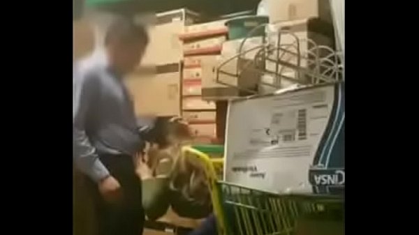 Охранник трахает воровку за полками магазина.