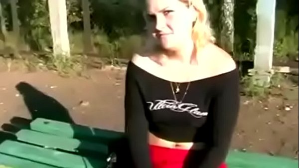 На улице трахают простых русских девушек и дают им в рот