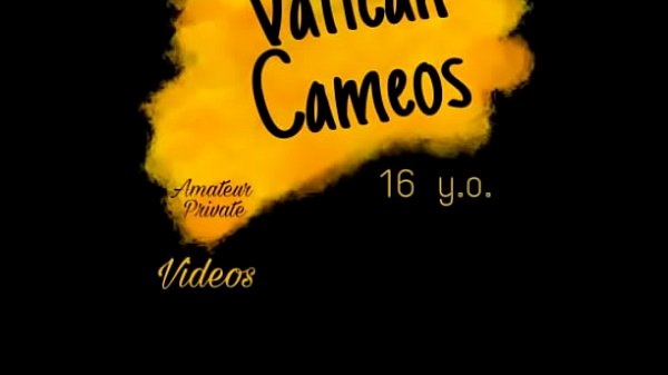 Молодая соска  снимает на телефон свою пизду