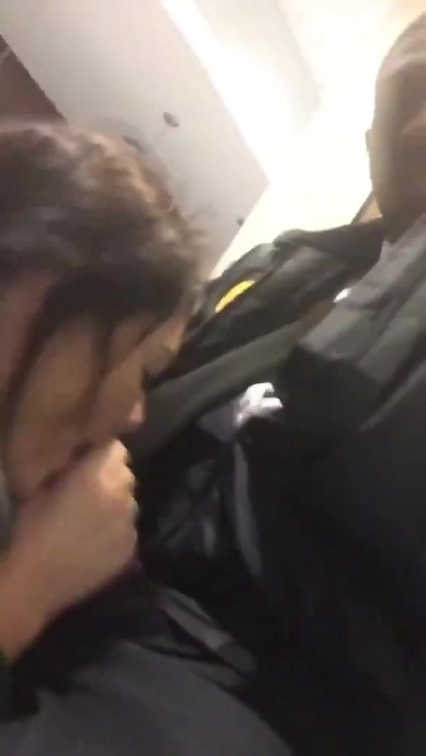 Воровка сосет хуй охраннику, чтобы он отпустил ее домой 