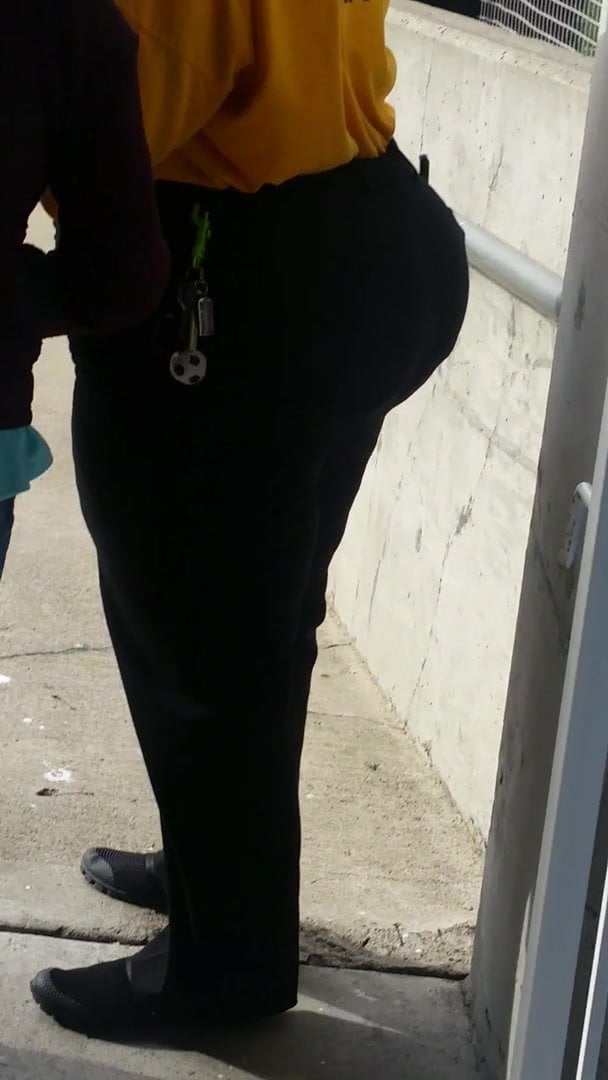 Парень тайно снял на видео негритянку с большой жопой 