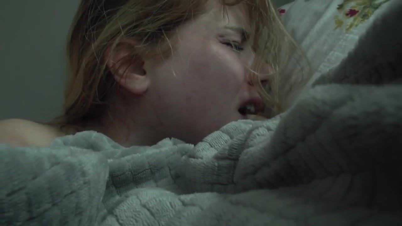 Парень жестко трахнул свою подружку в пизду крупным планом 