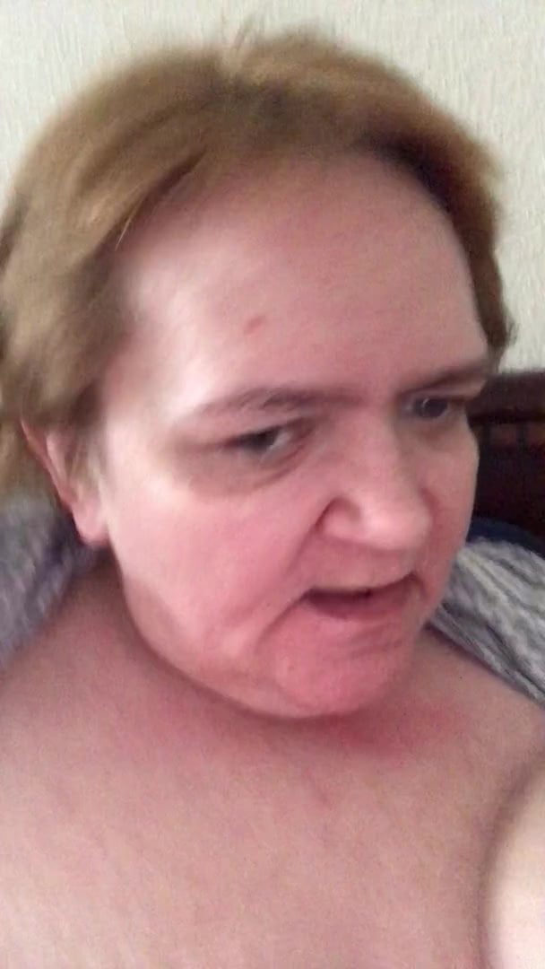 Жирная бабка показывает огромные сиськи 