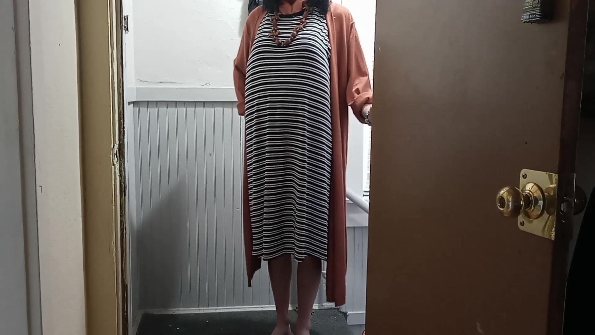 Пацан дрочит на хозяйку съемной квартиры