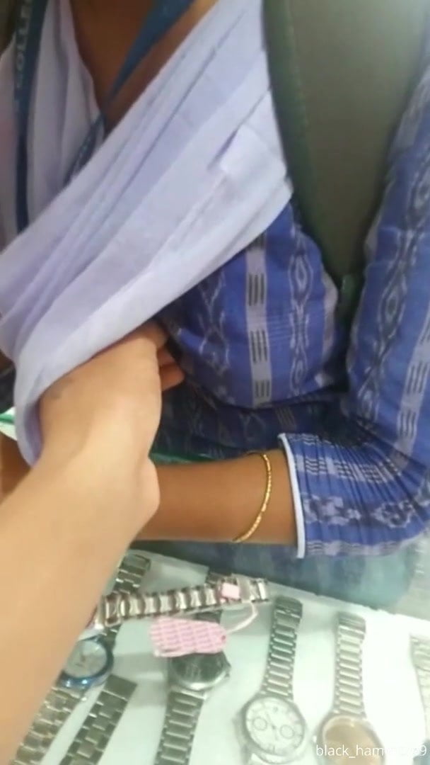 Парень лапает продавщицу за сиськи и просит часы в подарок