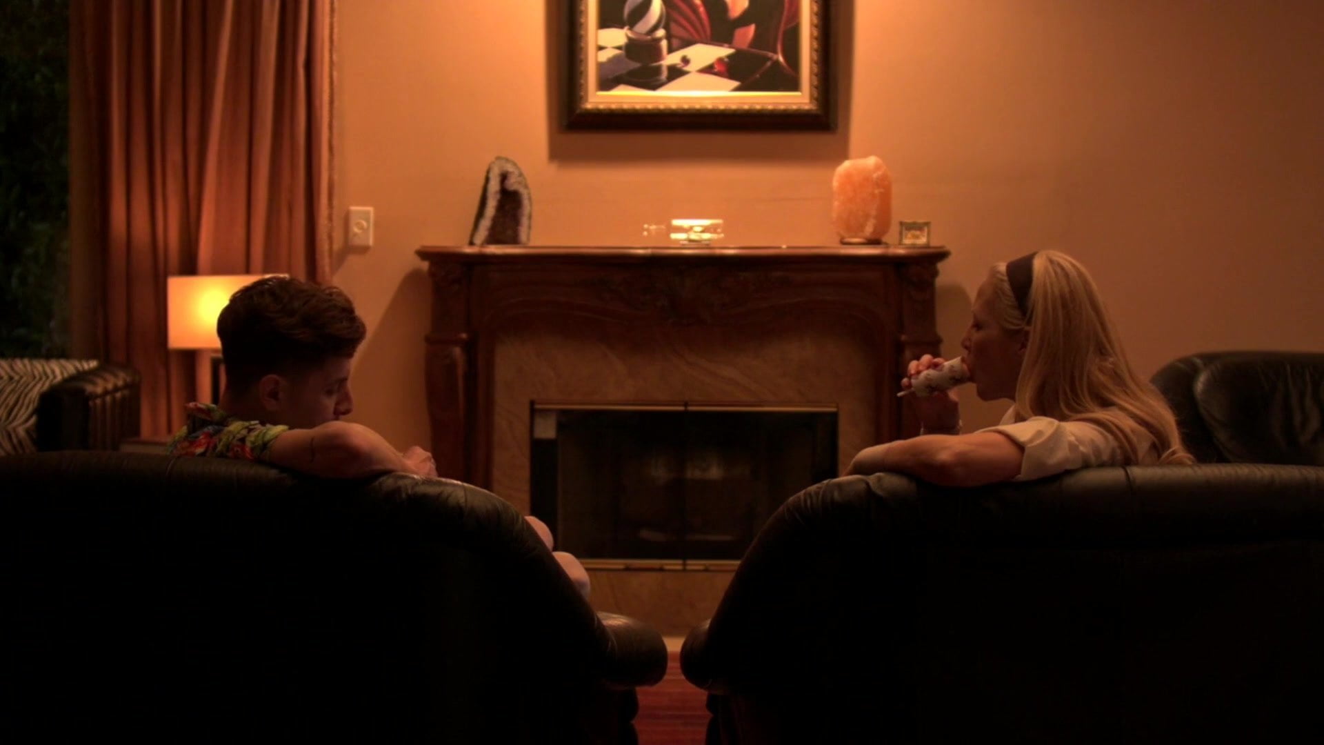 Парень ебет раком у стола маму девушки