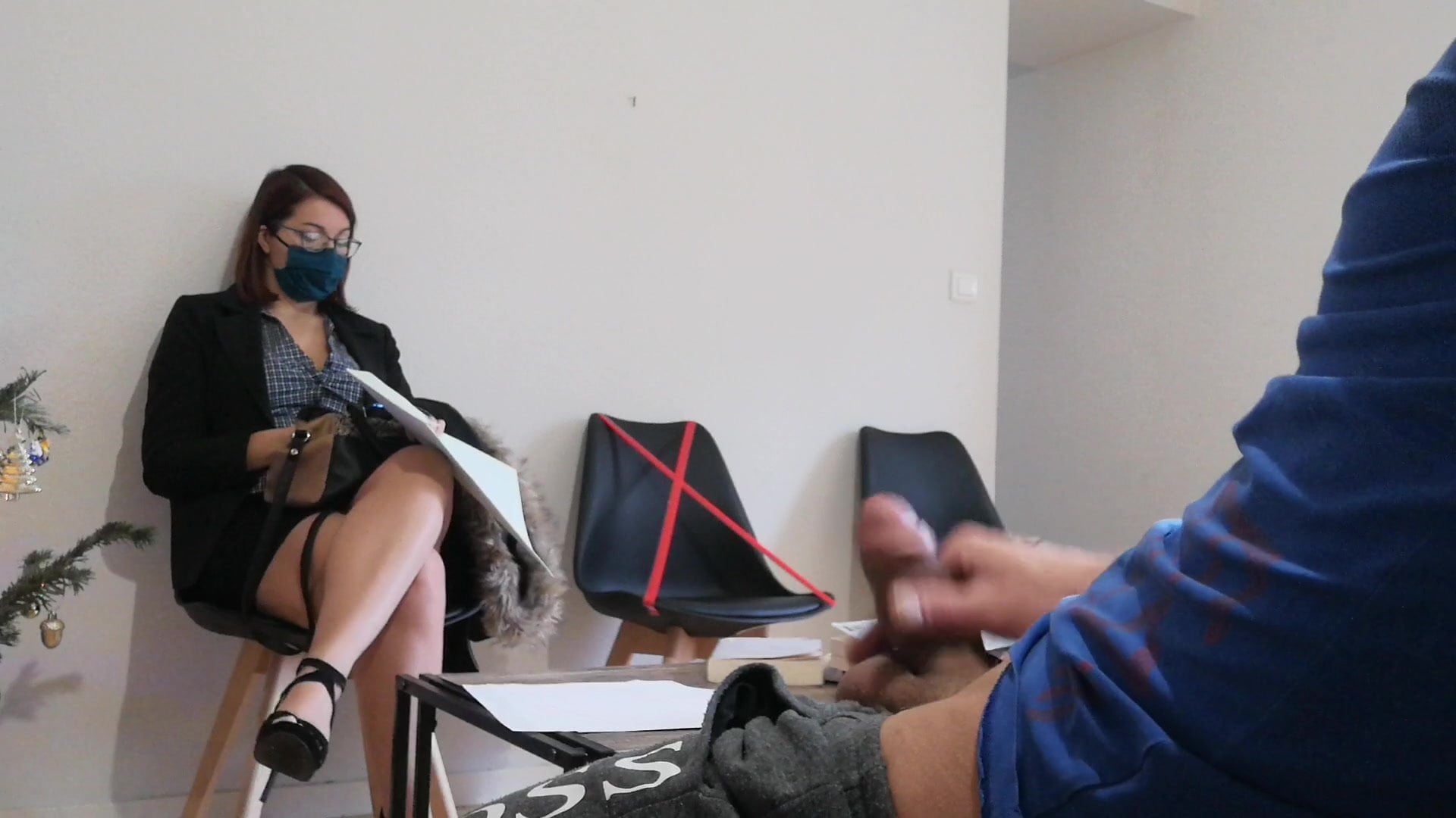 Начальник дрочит хуй на новую сотрудницу