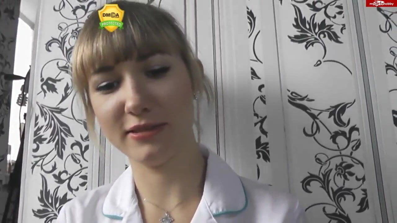 Фут фетишистка дрочит хуй чувака ногами и добывает из него сперму 