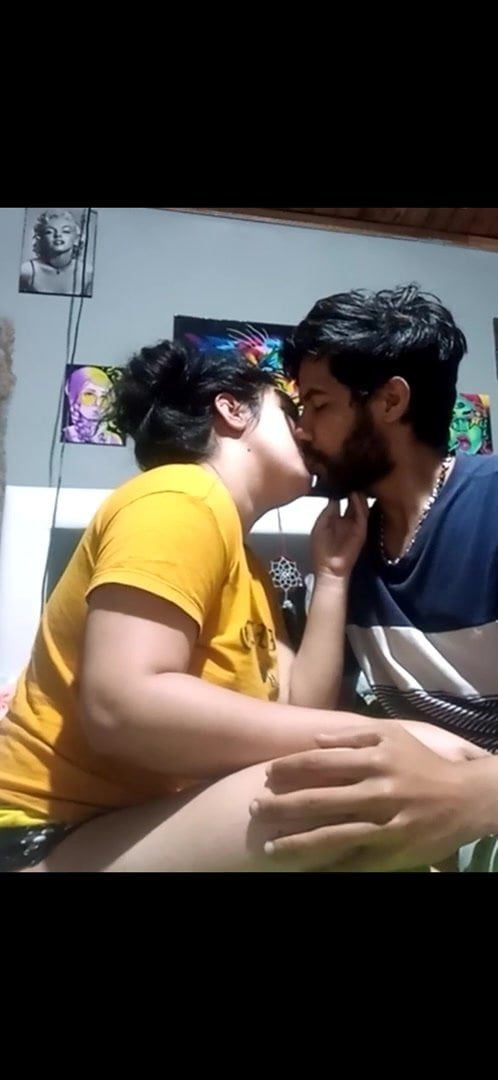 Бородач перед вебкой шпилит вагину толстушки, чтобы заработать денег