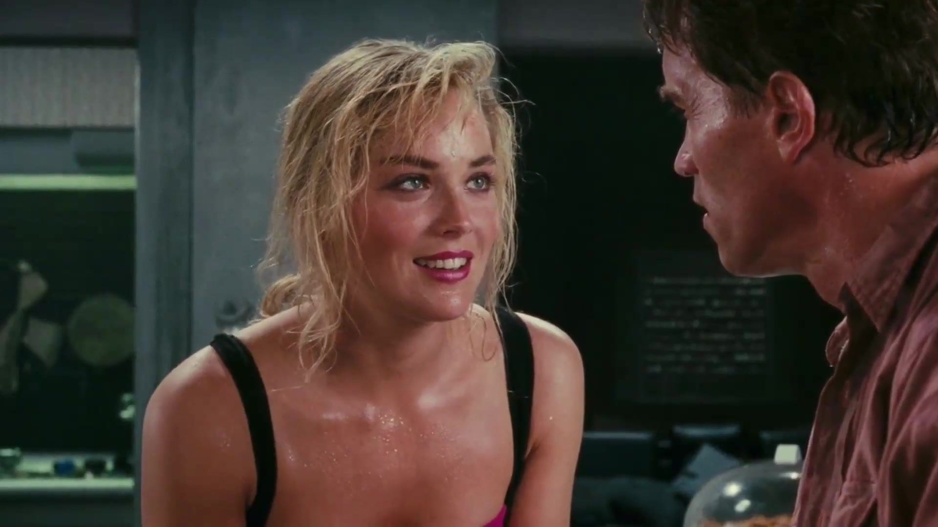 Фрагменты из кино с голыми женскими сиськами 