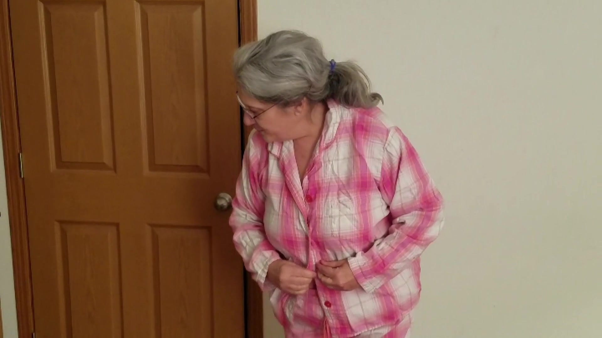 Чувак ходит за бабкой, чтобы снимать ее большие сиськи 