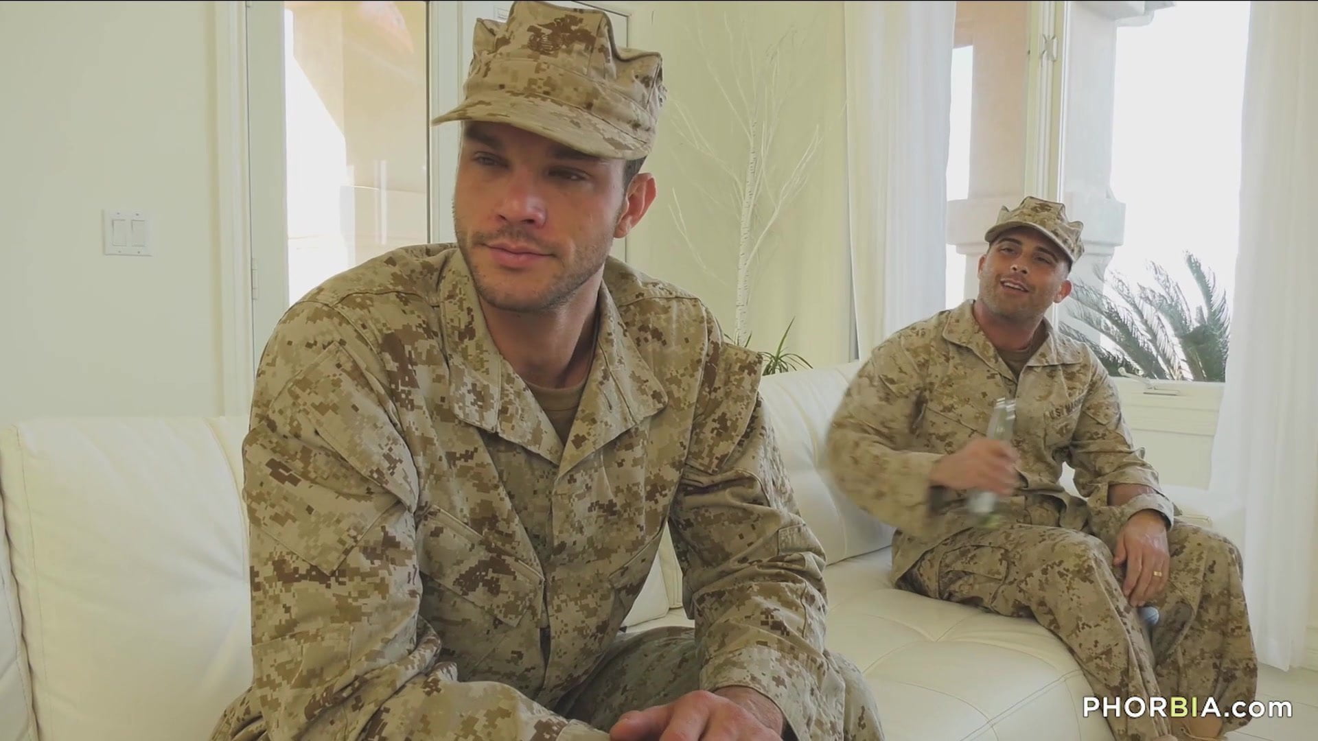 Военные геи захотели разнообразия и трахнулись с девушкой 