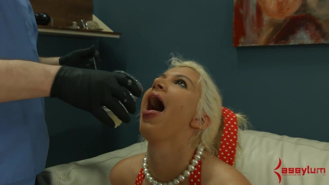 Блондинка дает в жопу и сосет хуй после ануса 