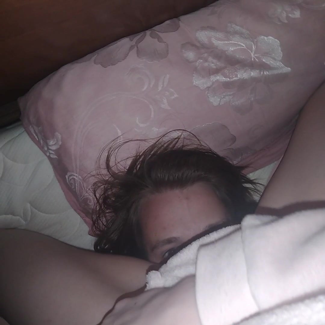 Телка села на лицо патлатому парню и сняла куни от первого лица 