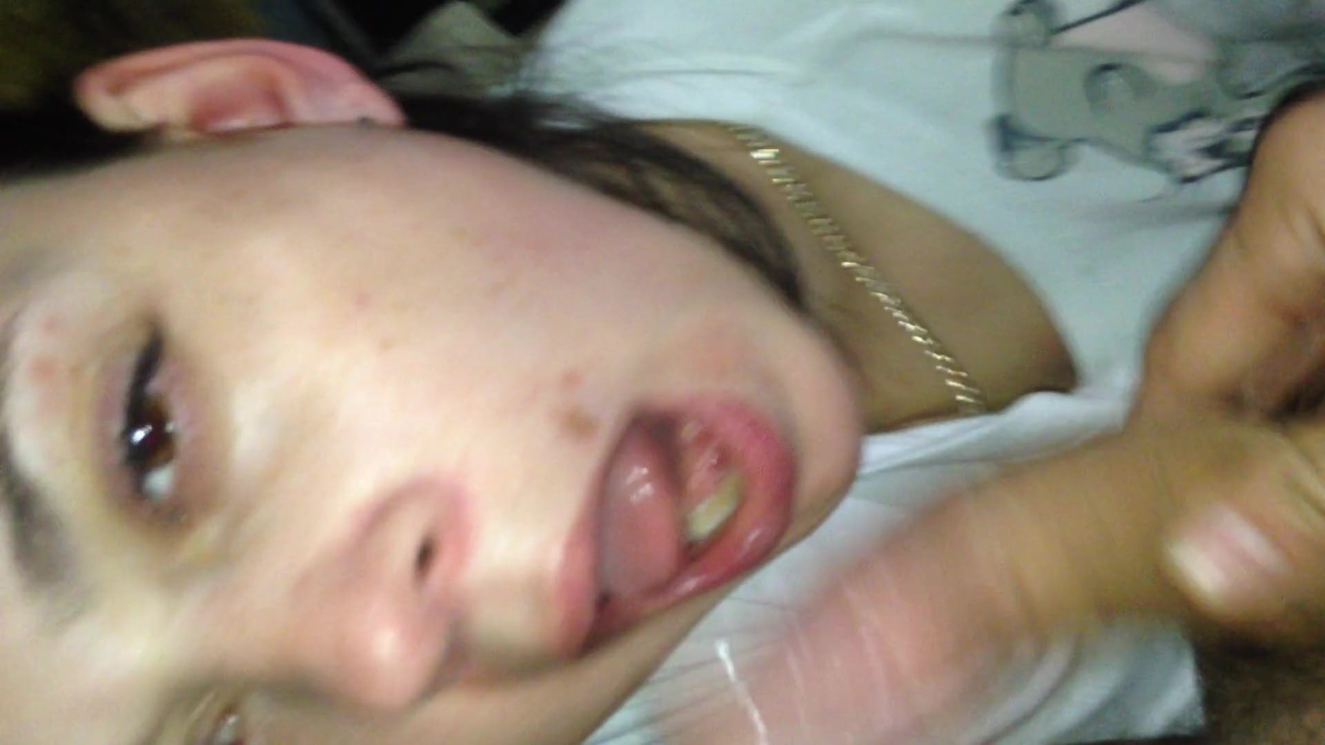 Пьяная шмара отсосала хуй и оседлала его в позу наездницы 