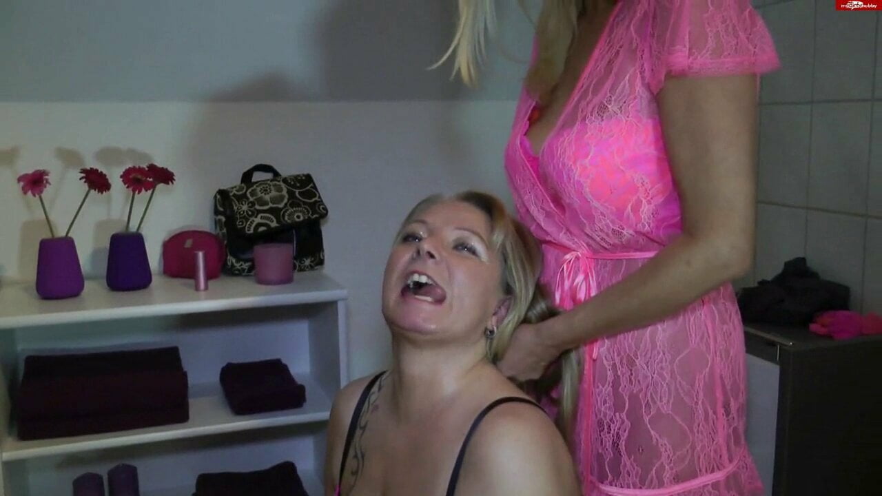 Зрелые бабы доминируют над парнем и ссут ему в рот 