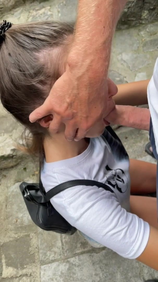 Парень ебет подругу на природе через шорты 