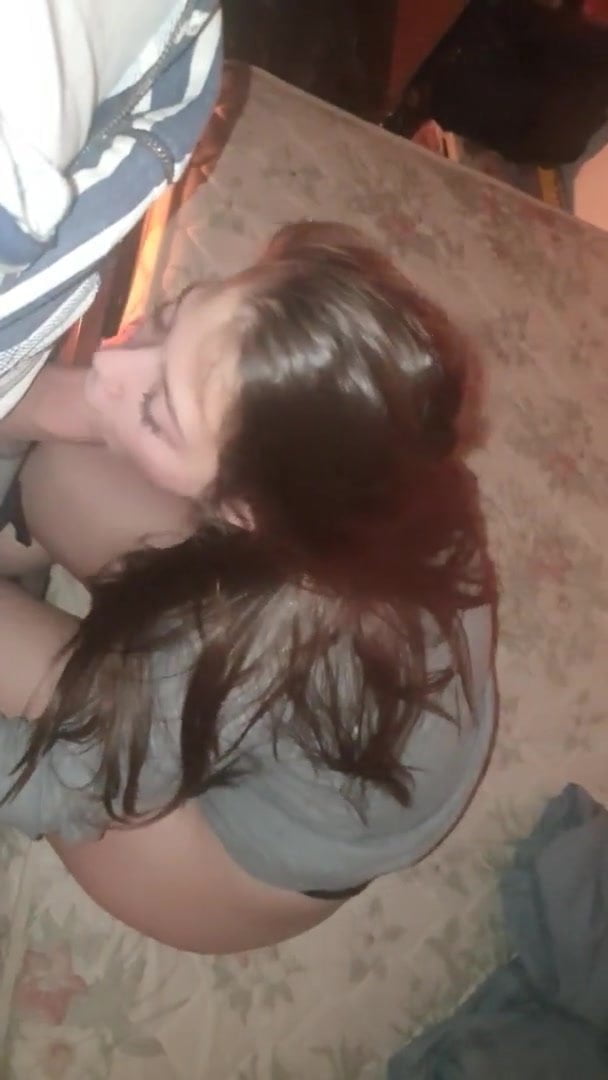 Шлюшка выпила пива на вписке и потрахалась 