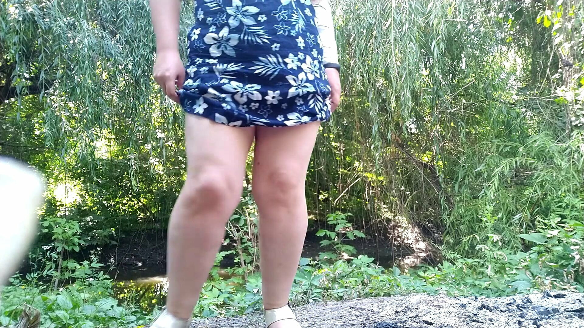 Толстуха не удержалась и поссала на природе