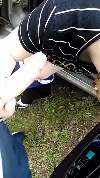 Телку трахают на природе раком и в рот кончают