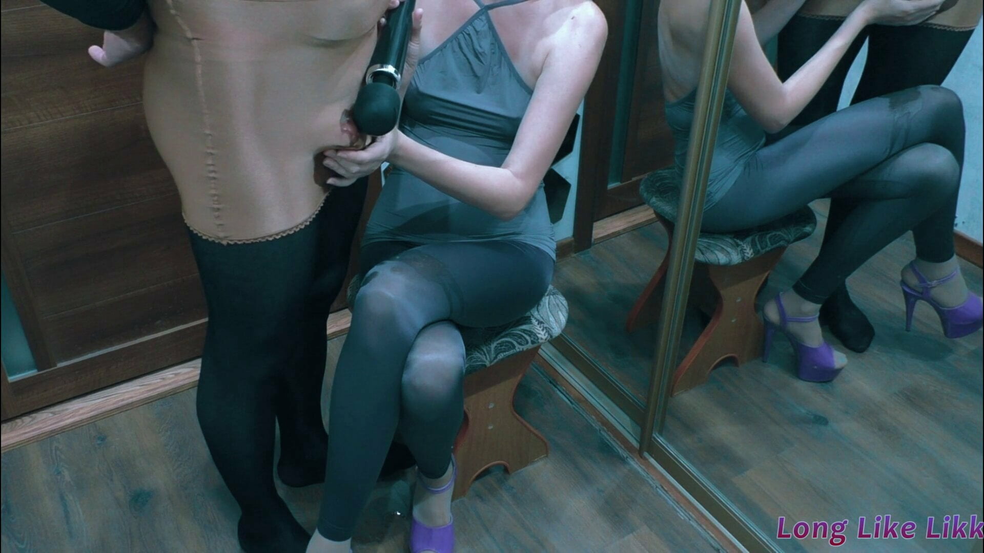 Жена нарядила мужа в юбку и стала мастурбировать его член вибратором 