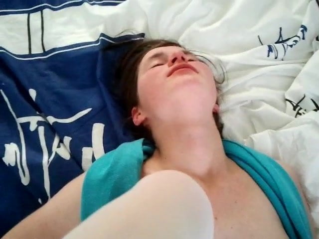 Телка задрала ноги повыше и получила член в тугой анал 