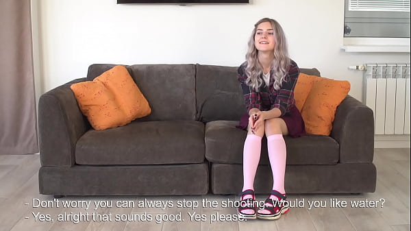 Девственница с красивой грудью показывает себя голой на своем первом кастинге 