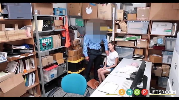 Охранник трахает студентку в подсобке магазина