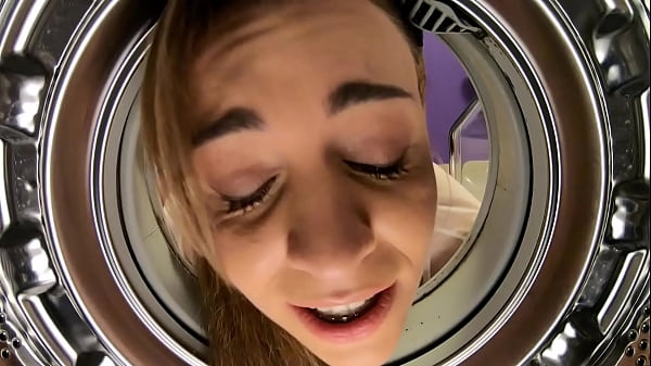 Трахунл застрявшую в стиральной машинке домработницу