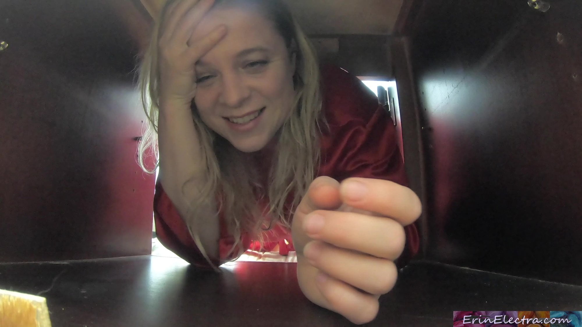 Обрезанный член лихо вошел в пизду застрявшей горничной.