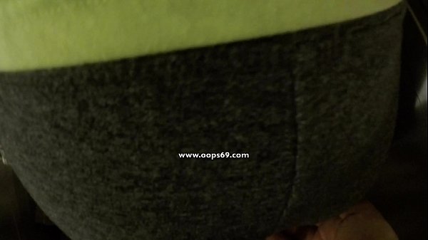 Мужик трогает попу женщины в автобусе. И не только рукой