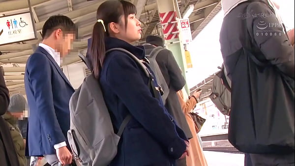 Попу японки трогают руками в автобусе