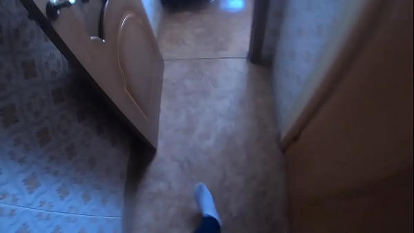 На кухне сводный брат застукал сестру за просмотром порнухи и она ему отсосала.