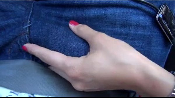 В движущейся машине достала член парня из джинц