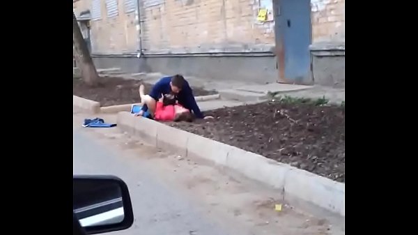 Русские трахаются на земле у подъезда.