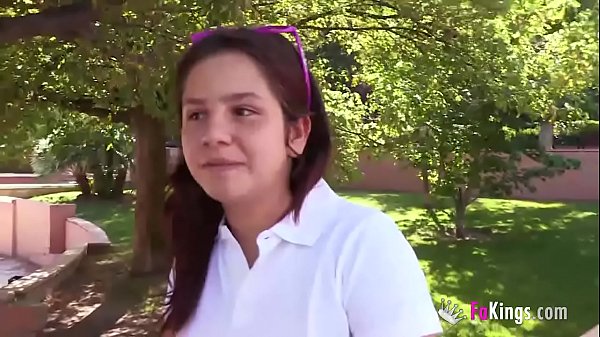 Её трахнули в попку толстым членом и хорошо, что в презервативе