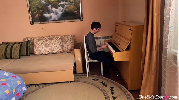 Молодая учительница музыки трахается прямо около инструмента и сосет там же член