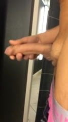 Мужик дрочит хуй в примерочной на девушек сквозь щель 