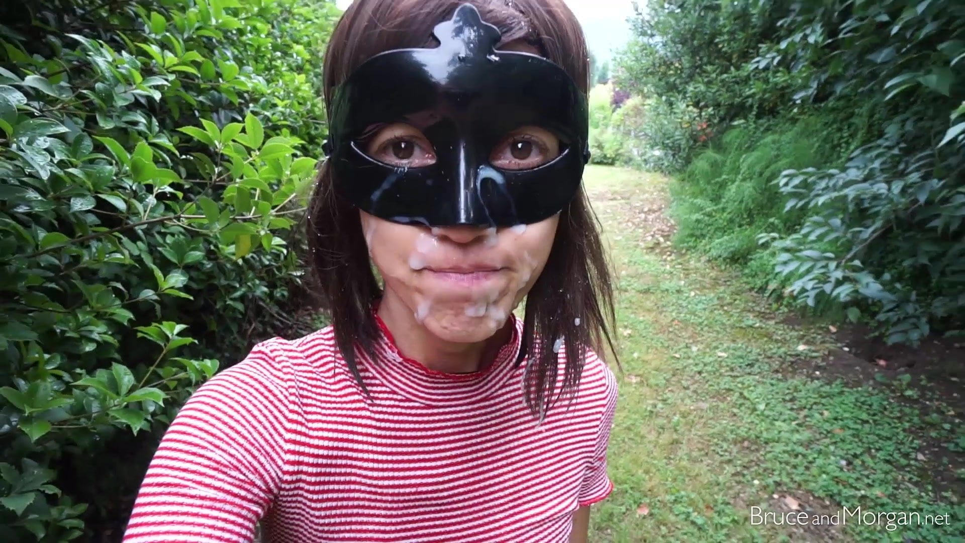 Подборка домашних камшотов на брюнетку в маске 