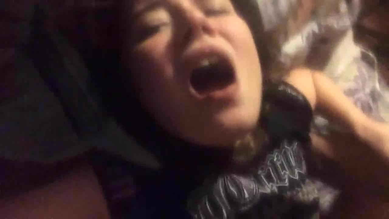 Волосатый мужик трахнул брюнетку и снял домашнее порно на камеру 