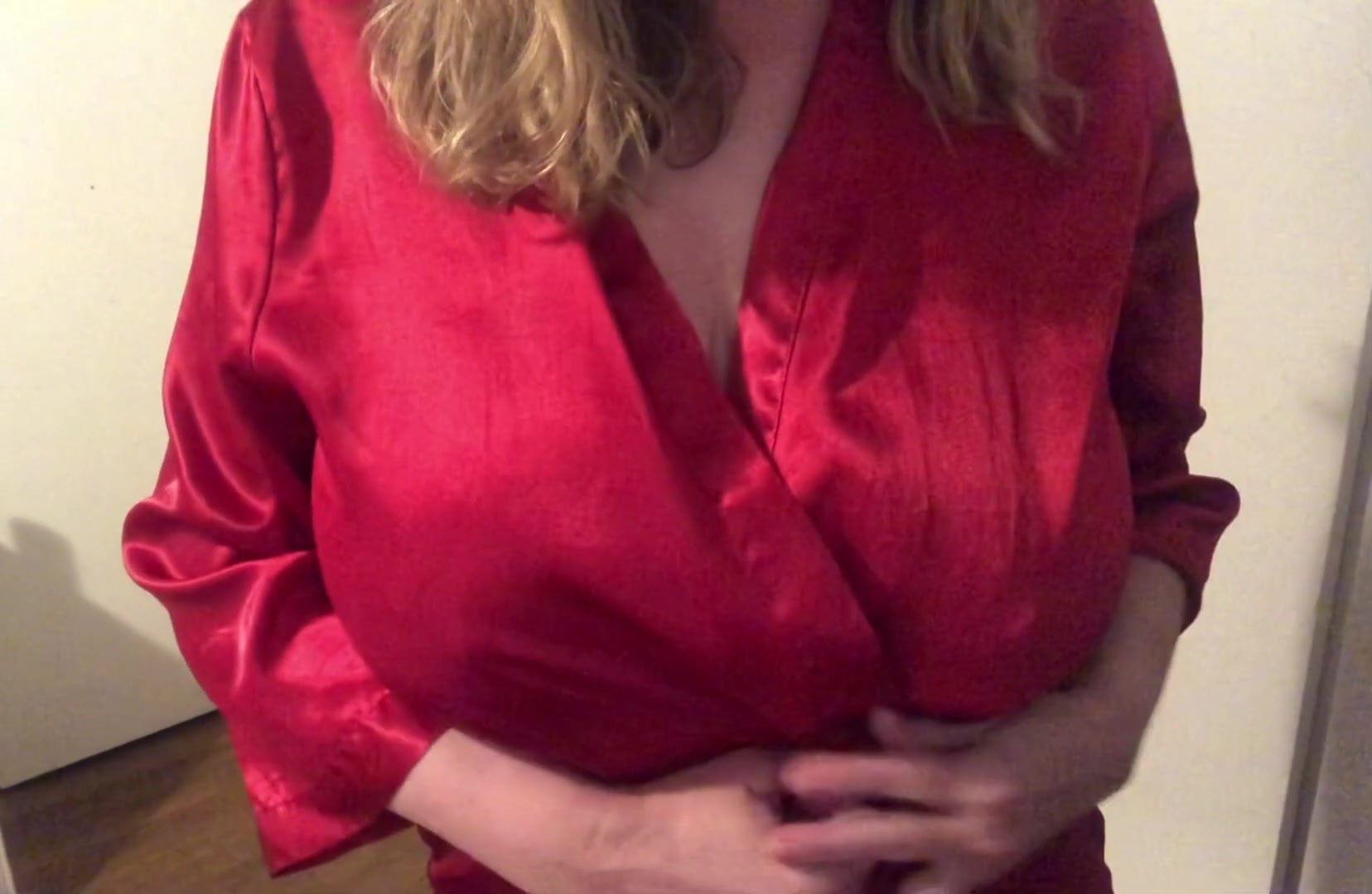 Дамочка расстегивает халат, чтобы показать натуральные дойки 