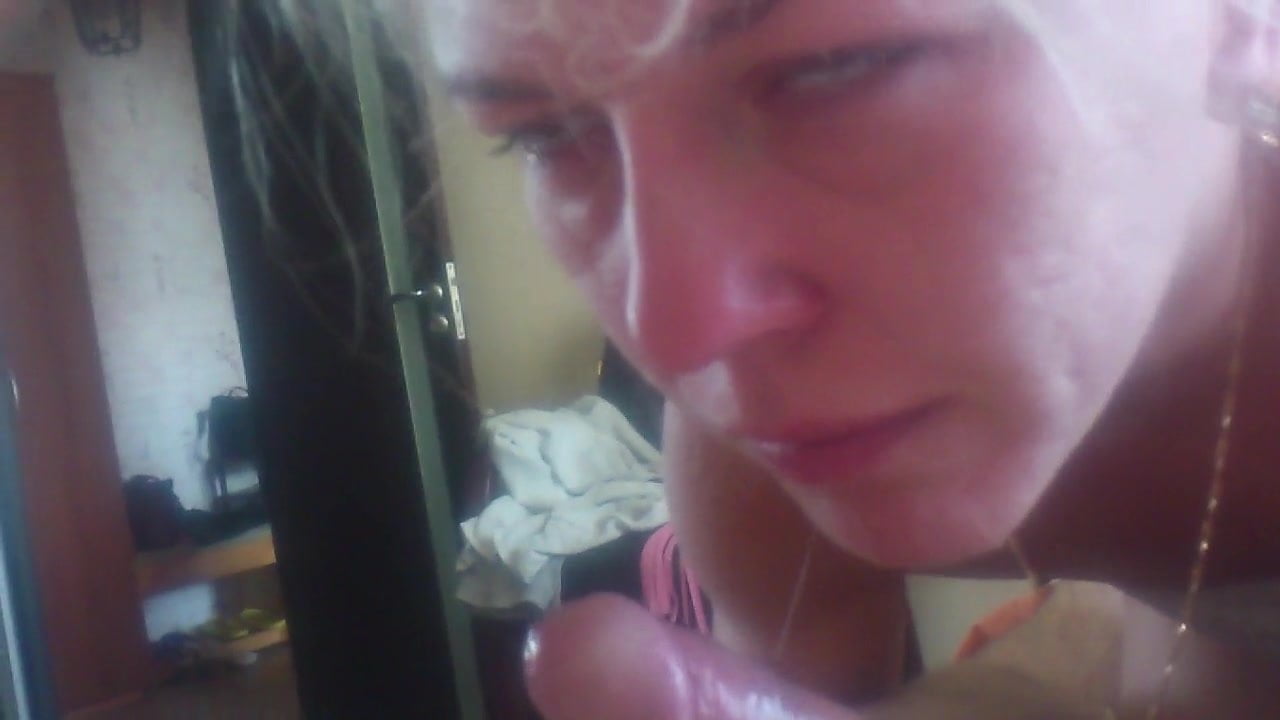 Супруга сосет хуй, пока включен телевизор 