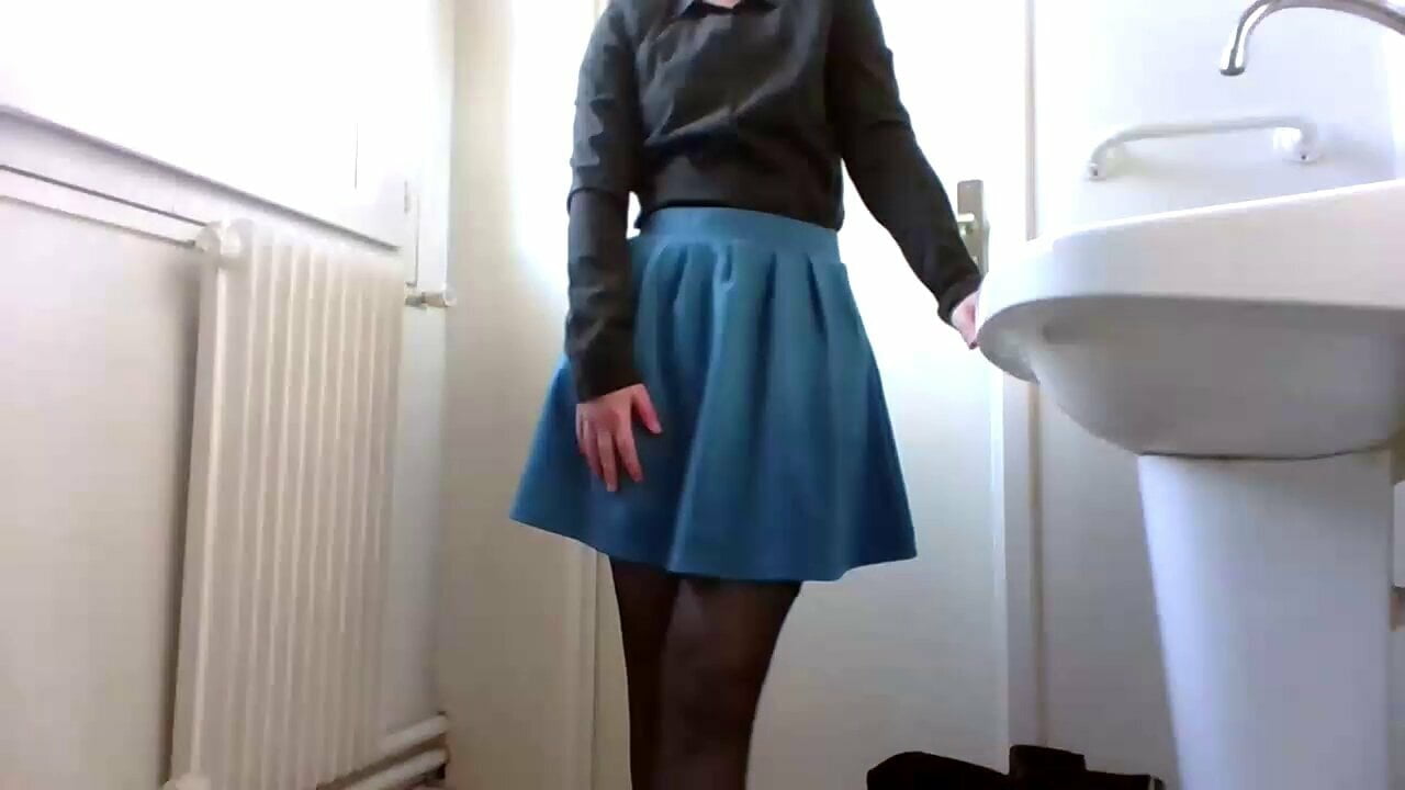 Студентка после учебы раздевается перед камерой 