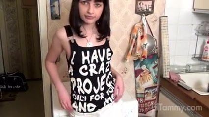 Молодая прачка разделась догола на кухне